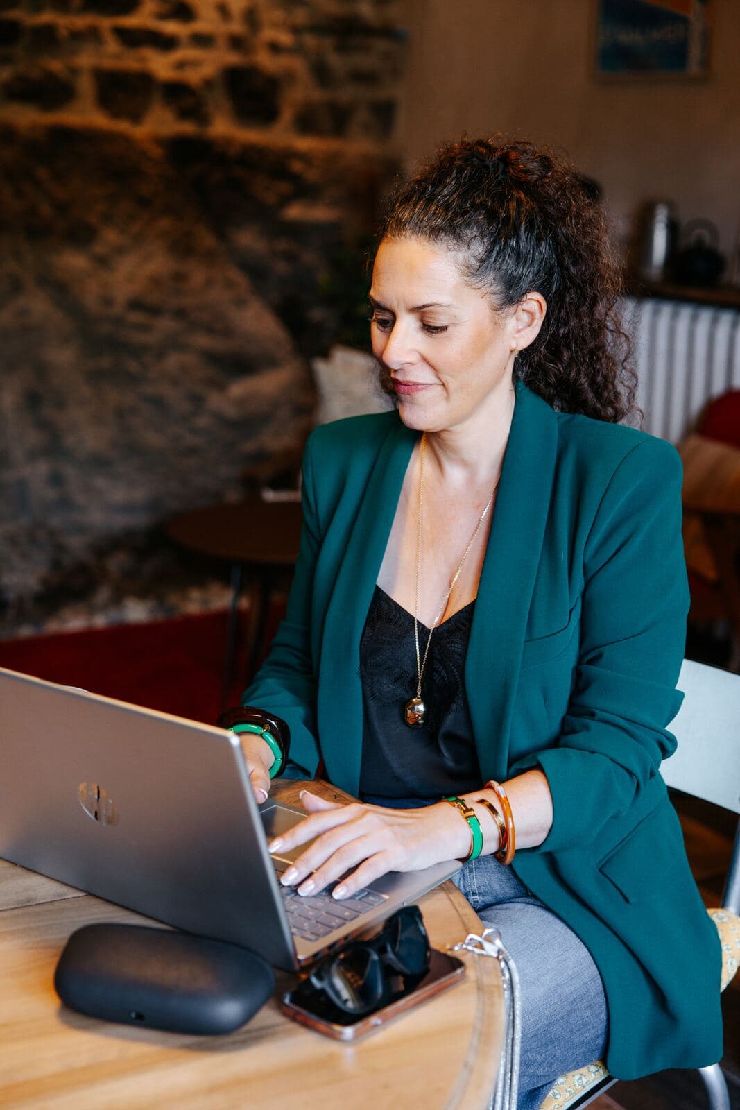Marlène Bourg au travail sur son ordinateur