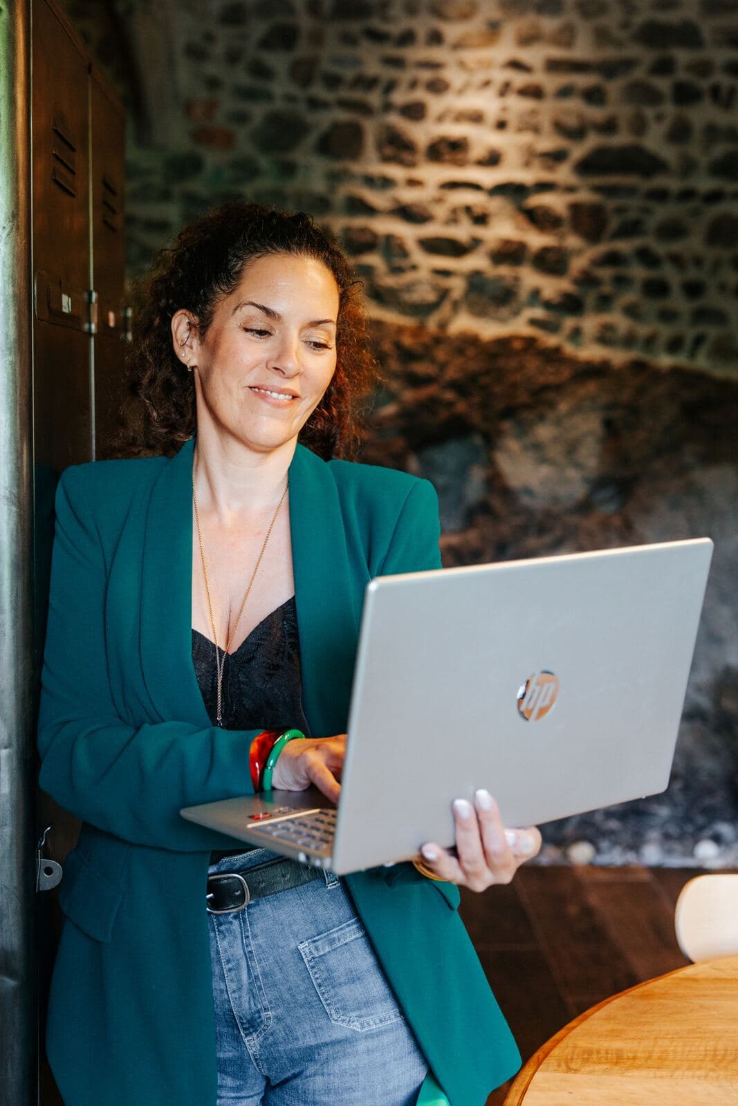 Marlène Bourg souriante, son ordinateur portable à la main