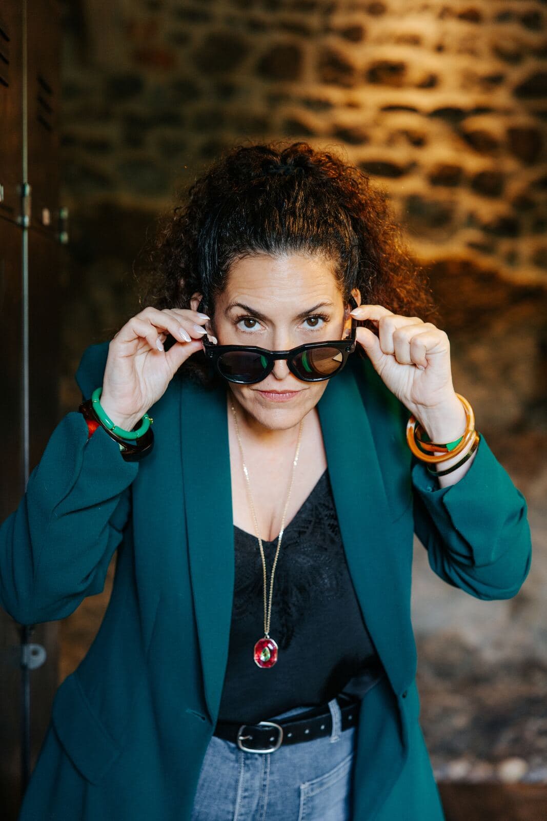 Marlène Bourg ajuste ses lunettes de soleil avec un sourire complice