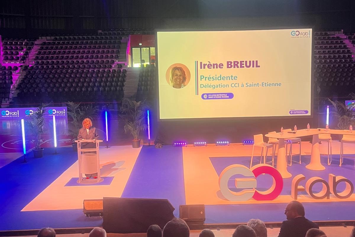 Irène Breuil, présidente de la délégation de Saint-Étienne de la CCI, ouvre la conférence inaugurale du GoFab 2026